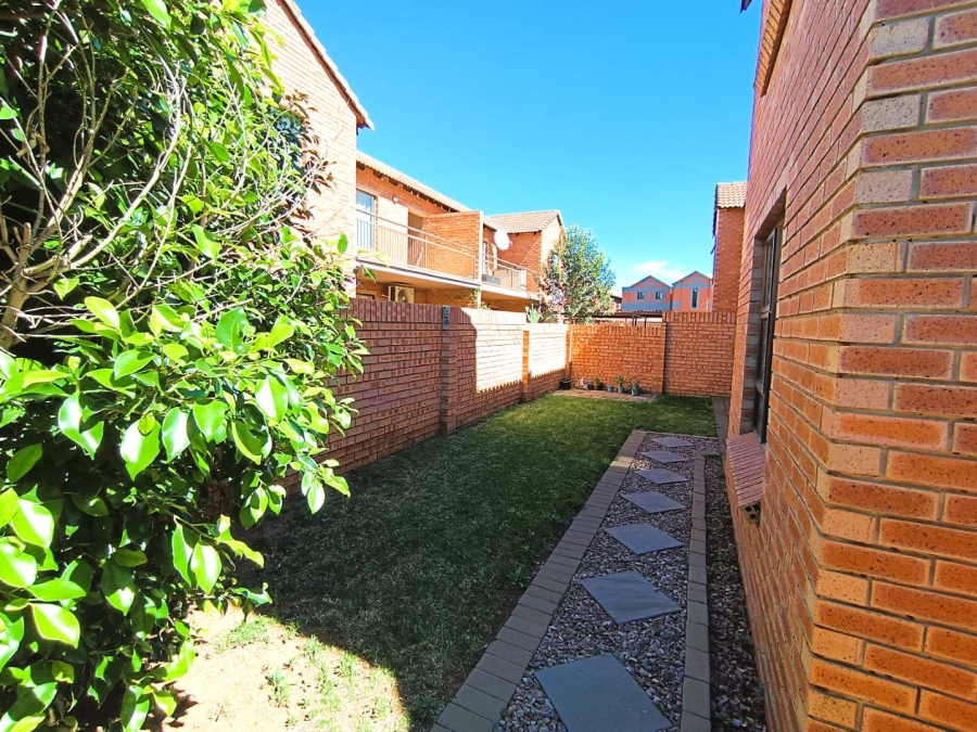 2 Bedroom Property for Sale in Langenhovenpark Free State